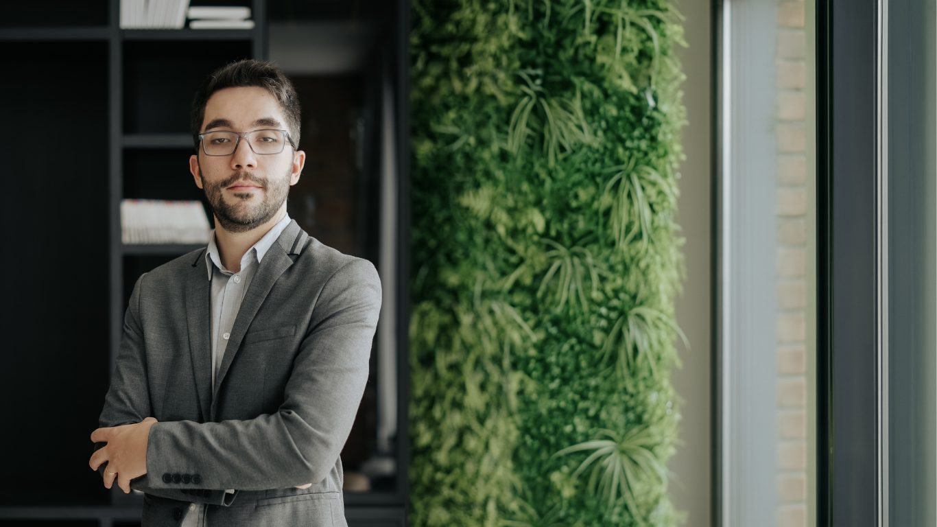 Gabriel R. Lucas em ambiente corporativo